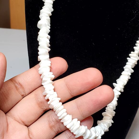 Vintage White Puka Shell Chip Beaded Necklace Barrel Closure 16" Retro - Picture 2 of 4